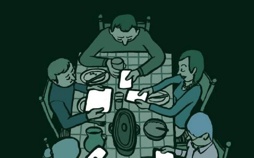 personas-sentadas-en-la-mesa-con-los-telefonos
